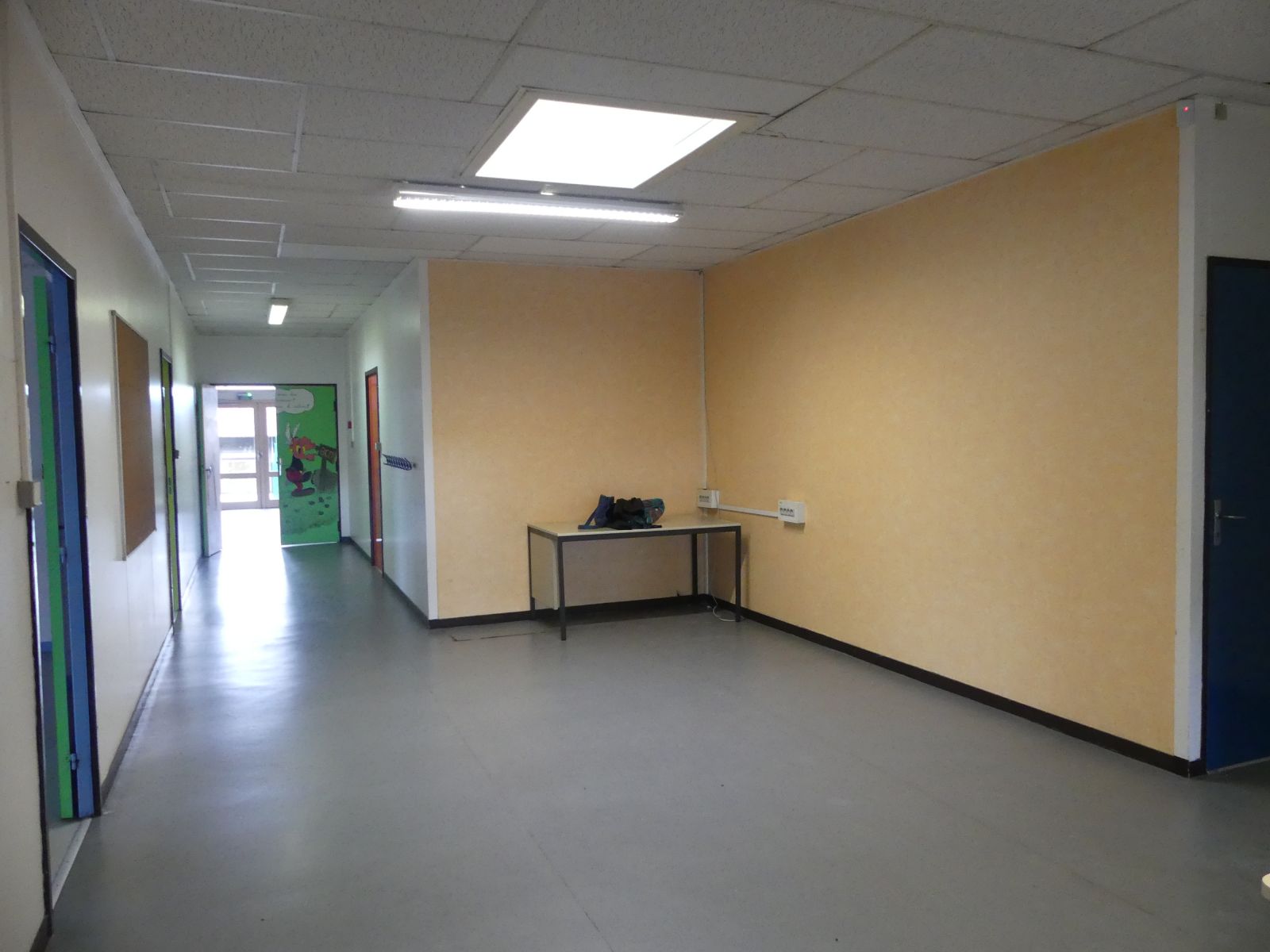 Hall d'accueil de la nouvelle maison des associations à agencer