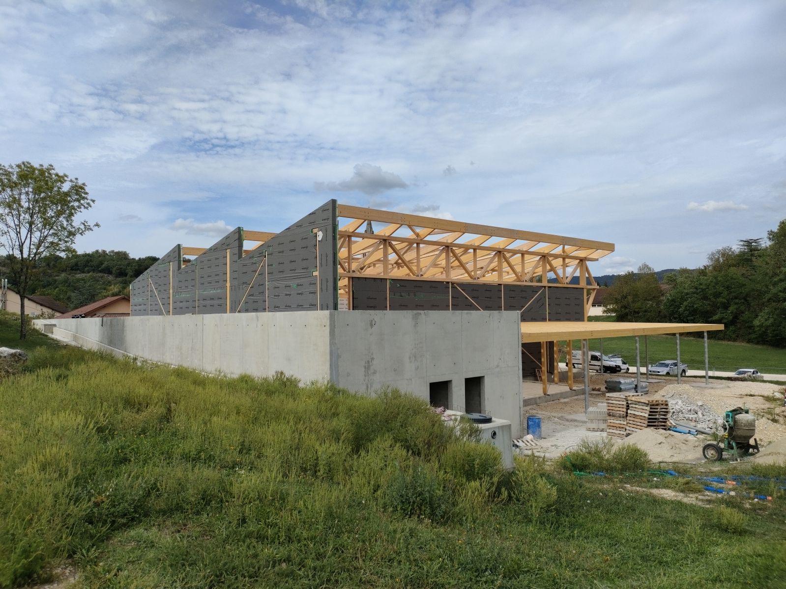 Salle Polyvalente, Creys-Mépieu (gymnase bois paille, vestiaire béton)
