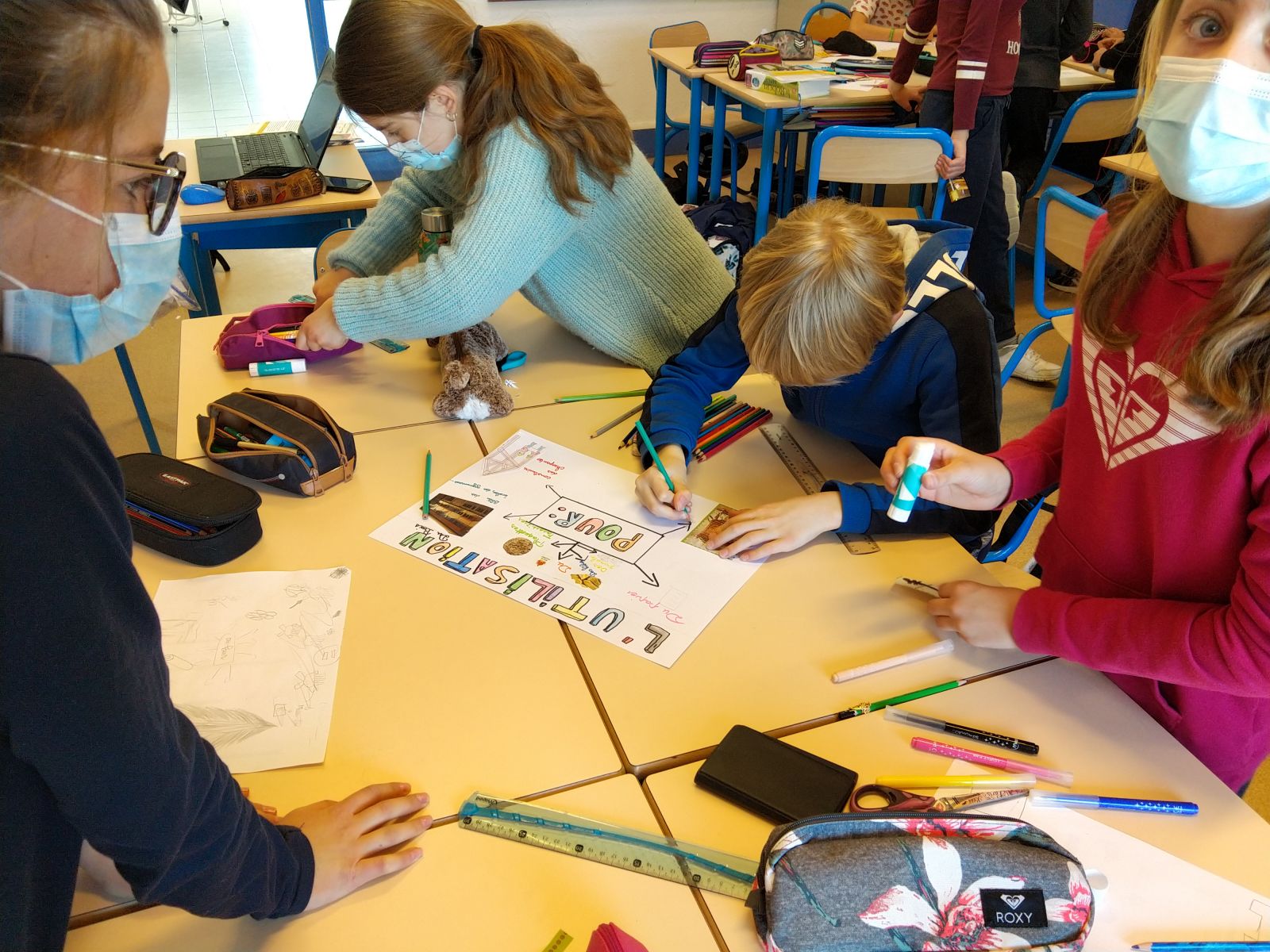 Séance en classe - Les enfants en cours de réalisation d'une fresque
