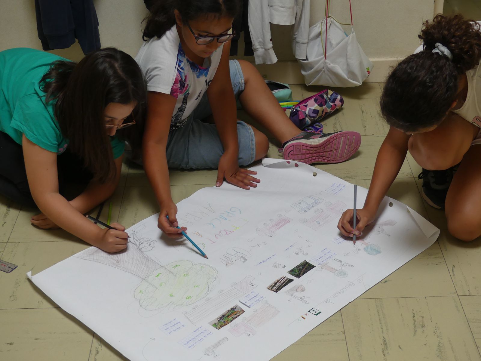 Séance en classe - Les enfants en cours de réalisation d'une fresque
